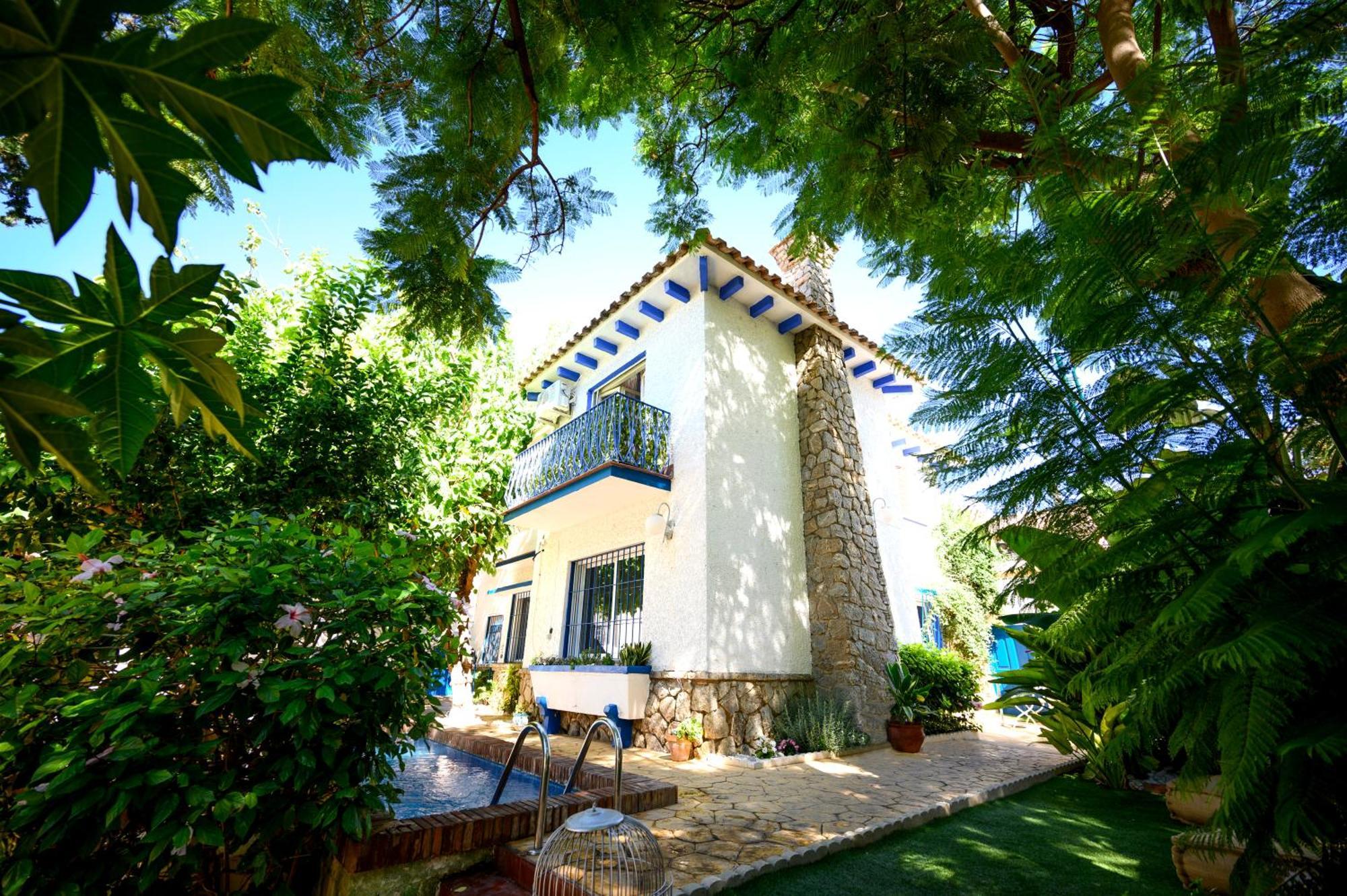 Blue Castle Guesthouse Malaga Exterior photo